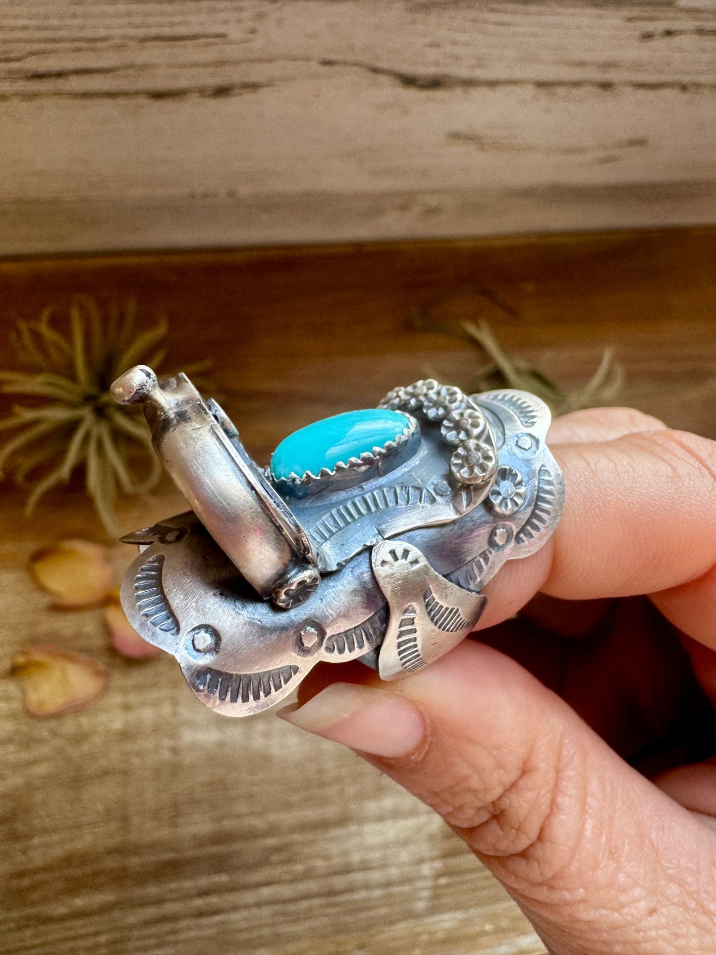 Saddle Shape Kingman Turquoise Ring – Size 8 – Native Made by T. Yazzie