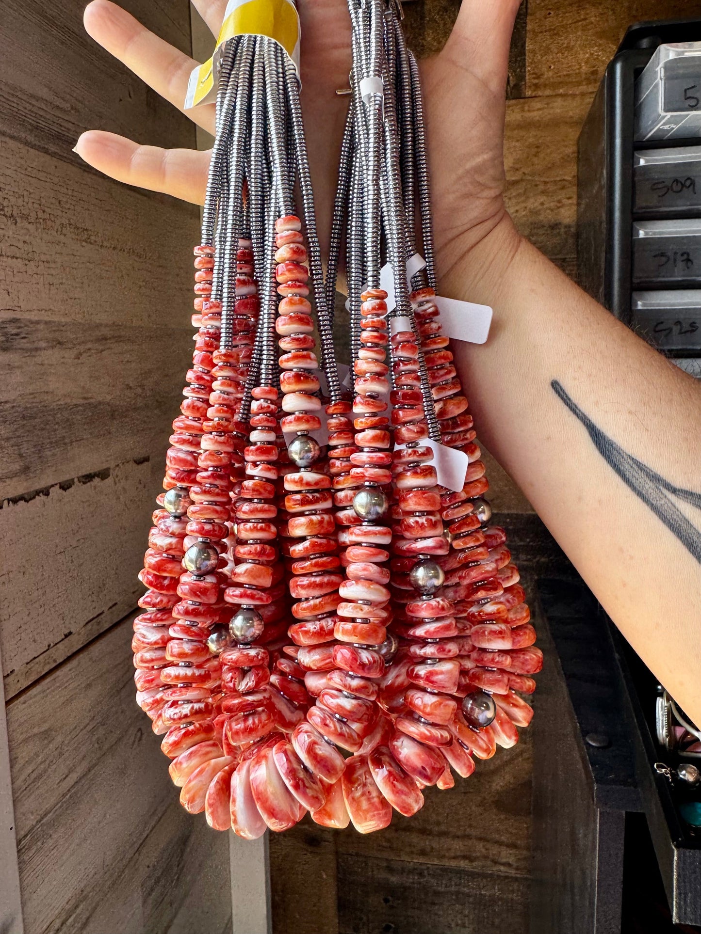 Red-Orange Spiny Oyster Graduated Necklace – 23"